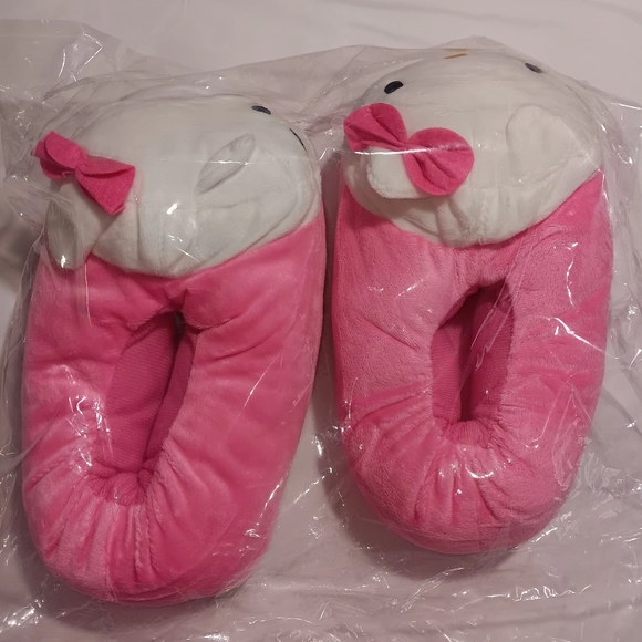 Hello kitty house slippers not for outdoors.. really cute one size fits all - Picture 5 of 6